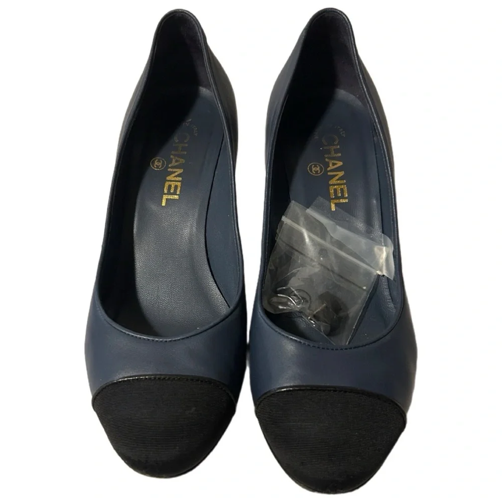 Chanel Cap Toe Leather Shoes, Size 9 - Picture 4 of 8